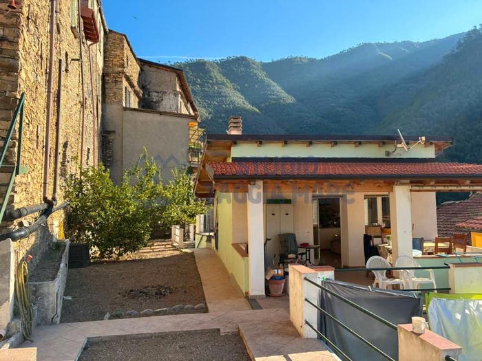 Casa con 6 locali in vendita in Via Vezzargo, Centro, Badalucco