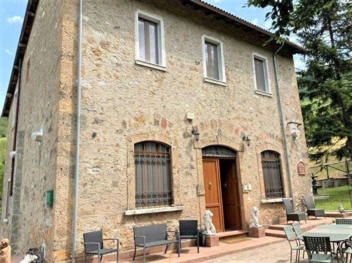 Casa con 6 locali in vendita in Centro, Gallicano