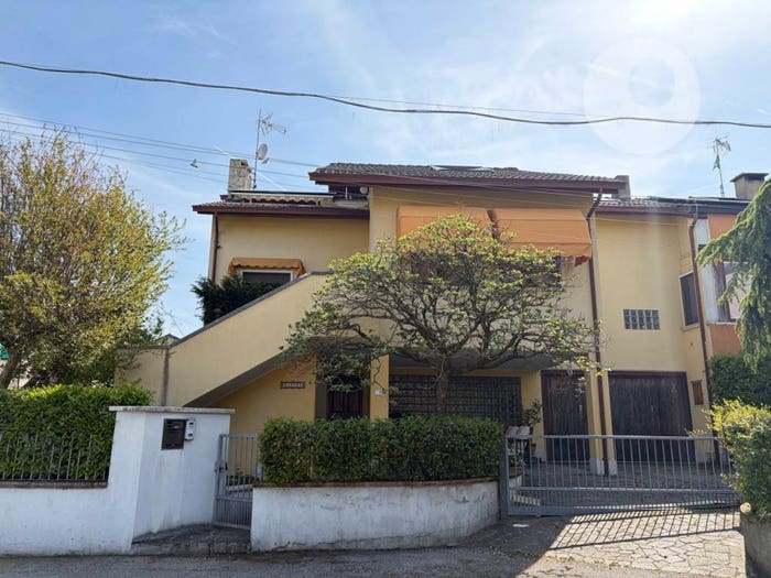 Casa con 6 locali in vendita in Via Cristoforo Colombo, Centro, Monticello Conte Otto