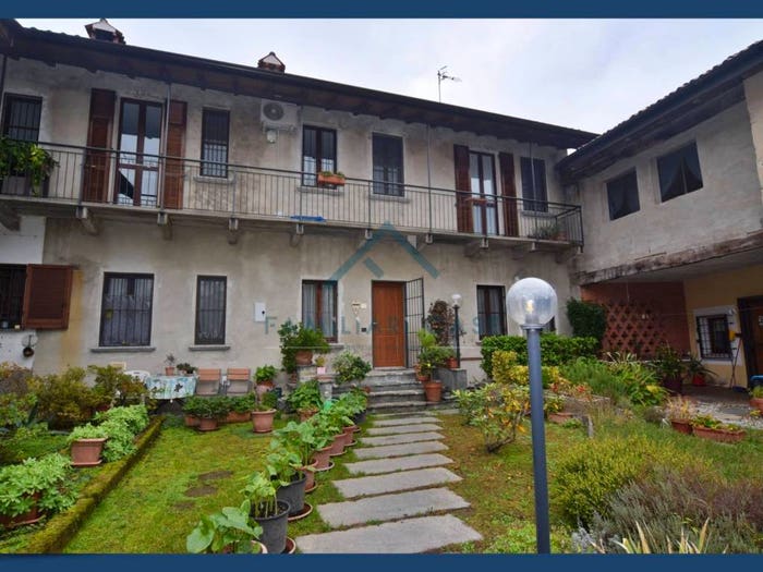 Casa quadrilocale in vendita in via mazzini, Buguggiate