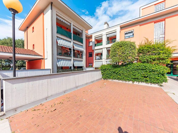 Appartamento trilocale in vendita in Via De Nicola, Centro, Lainate