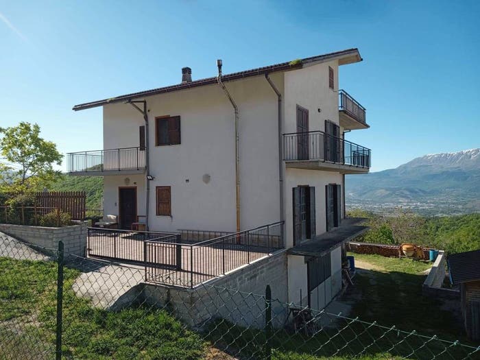 Appartamento trilocale in vendita in Via Quartaro, Collebrincioni Assergi, L'Aquila