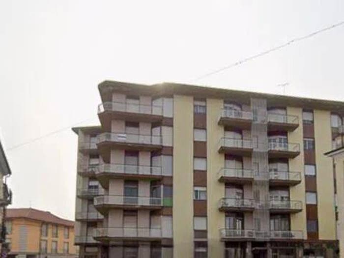Appartamento con 6 locali in vendita in Piazza Galileo Ferraris, Centro, Livorno Ferraris