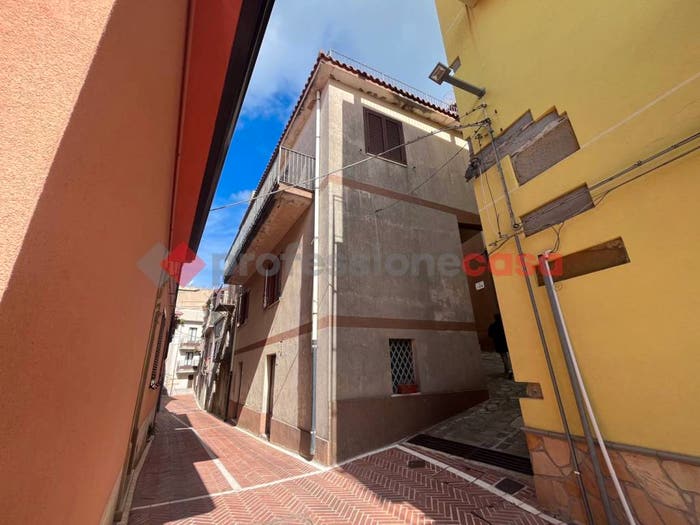 Casa quadrilocale in vendita in Via San Pietro, San Salvatore di Fitalia
