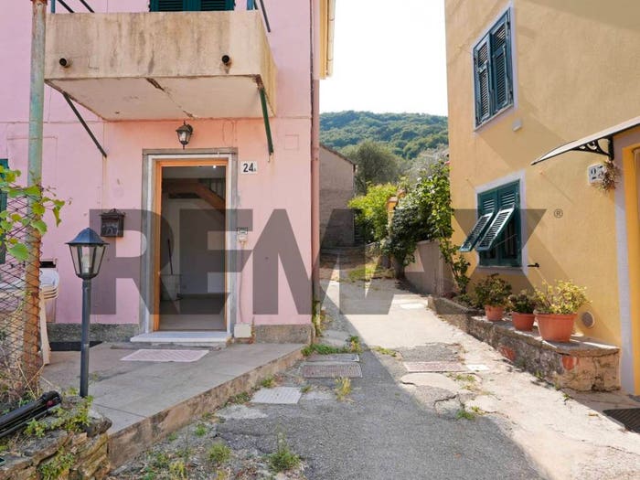 Casa quadrilocale in vendita in Salita Di Pino Sottano, Molassana, Genova