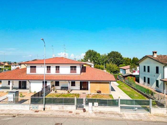 Casa con 6 locali in vendita in Via Asiago, Asola