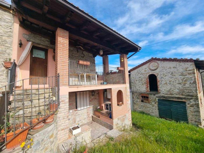 Casa con 6 locali in vendita in Loc Pentima, Piozzano