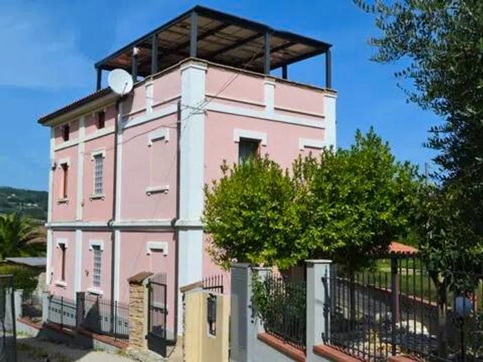 Casa con 5 locali in vendita in Carassai