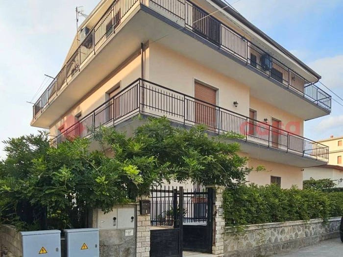 Appartamento con 6 locali in vendita in via Marina, Montepaone Lido, Montepaone