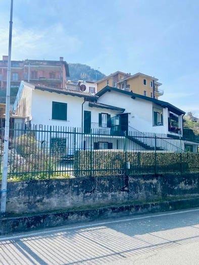 Casa con 5 locali in vendita in Frazione Bonzeno, Centro, Bellano