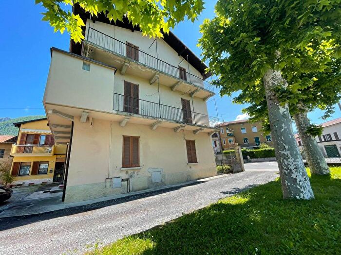 Appartamento con 5 locali in vendita in Piazza Alessandro Manzoni, Vercurago