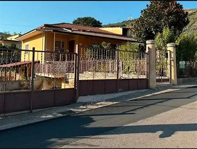 Appartamento con 5 locali in vendita in Via Zampani, Cervino