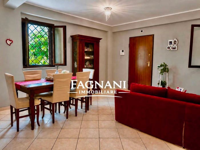 Casa quadrilocale in vendita in Viale Alessandro Manzoni, Centro, Lariano