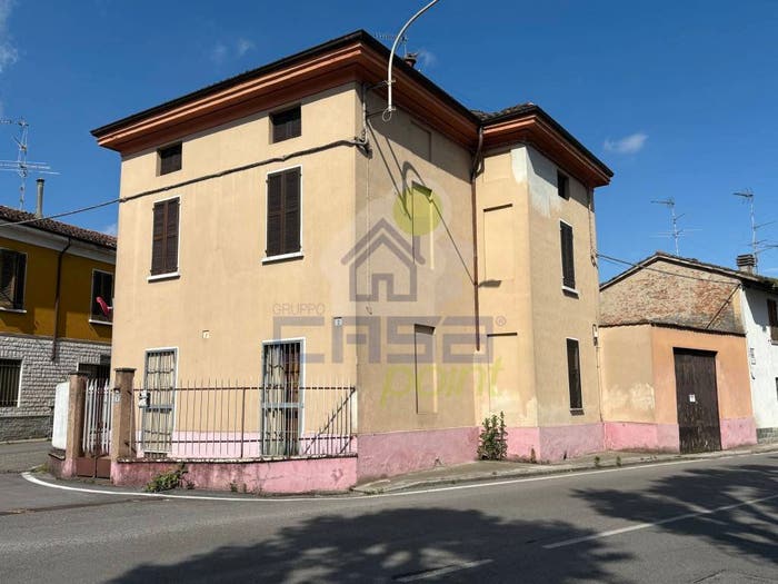 Casa con 6 locali in vendita in piazza bruno pari, Ostiano
