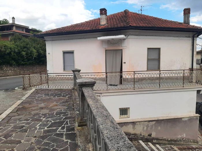 Casa con 6 locali in vendita in Via Cecconi, Antrosano, Avezzano