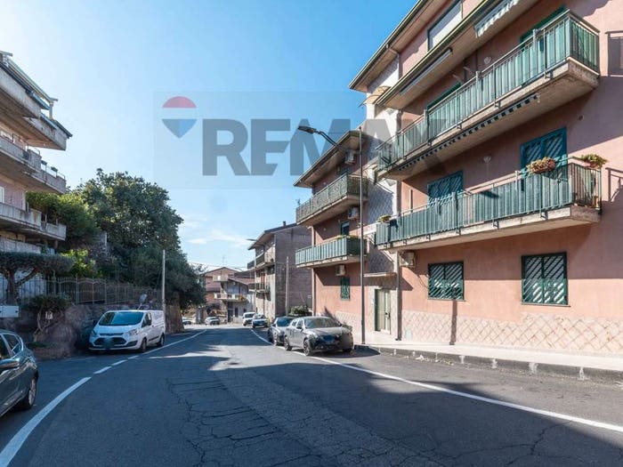 Appartamento con 5 locali in vendita in Via Belpasso, Centro, Camporotondo Etneo