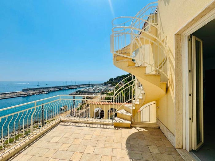 Appartamento trilocale in vendita in Via Charles Garnier, Centro Storico Sant'Ampelio, Bordighera