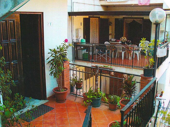 Appartamento con 7 locali in vendita in Via Rione Colonne Snc, Paola