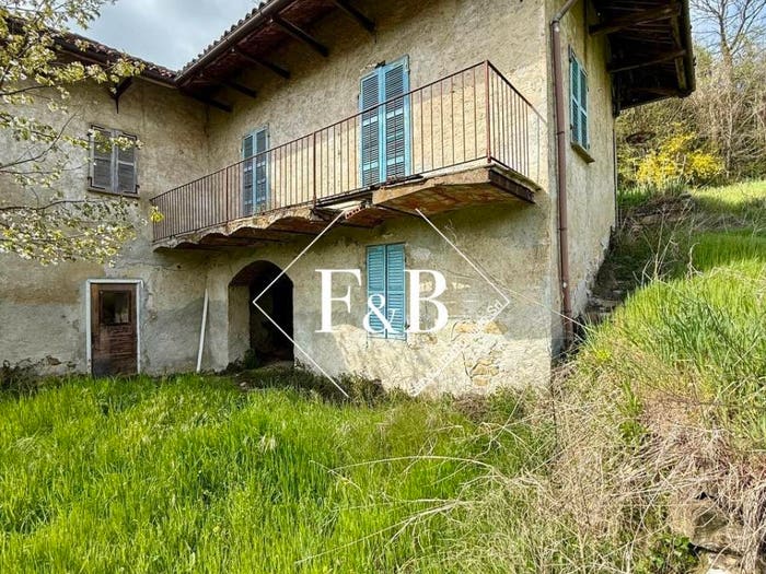 Casa con 6 locali in vendita in Strada Castelmartino, Cortemilia