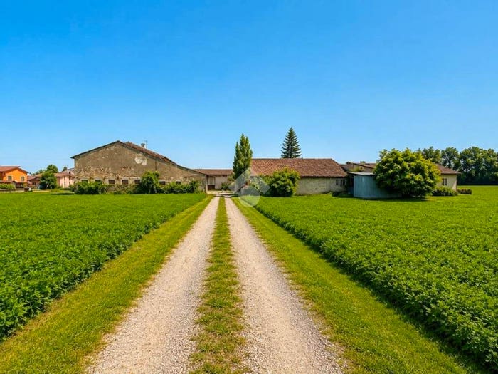 Casa con 6 locali in vendita in Viale Monte Grappa, Centro, Castel Goffredo