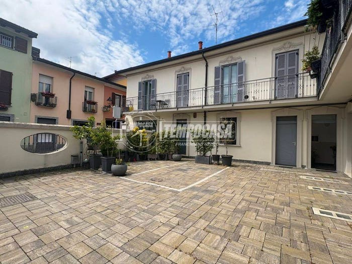Appartamento trilocale in vendita in Via Vittorio Emanuele, Lazzate