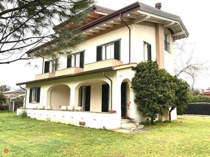 Casa con 10 locali in vendita in Via Salvador Allende, Forte Dei Marmi