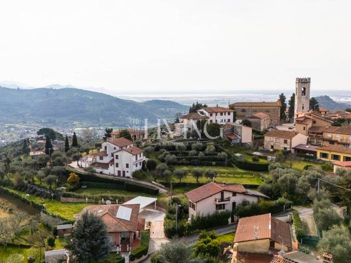 Casa con 6 locali in vendita in Pian del Quercione Montramito, Massarosa