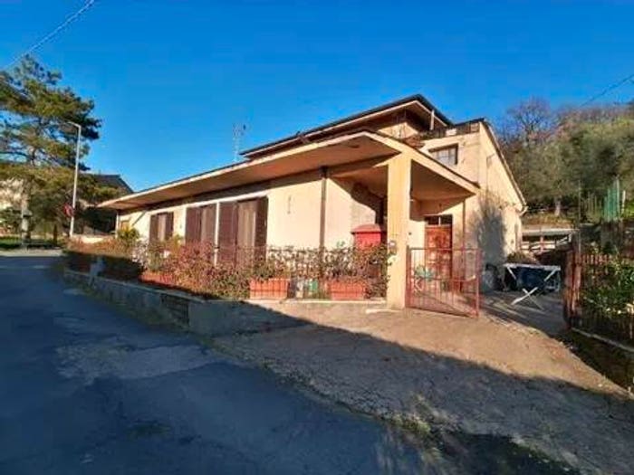 Casa con 6 locali in vendita in Via Ciro Menotti, Talocci, Fara in Sabina