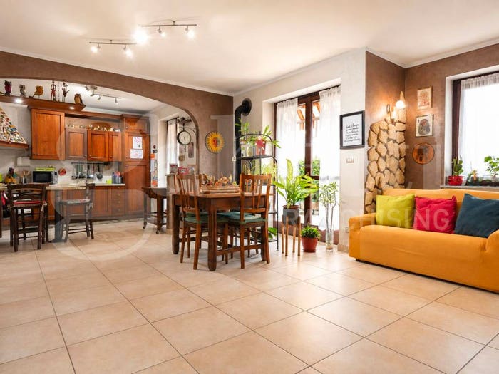 Appartamento quadrilocale in vendita in Via Daneo, Centro, Bricherasio