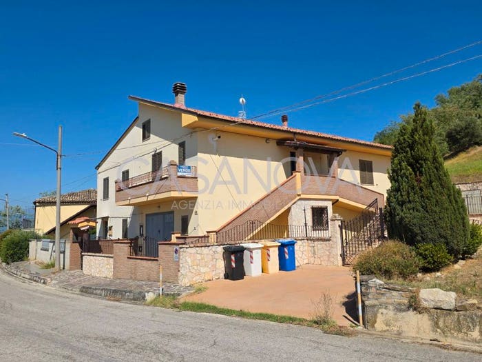 Casa con 6 locali in vendita in Penna Sant'Andrea