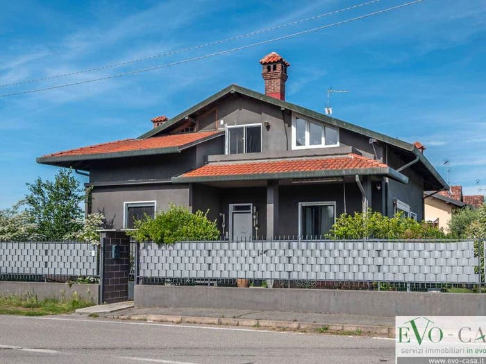Casa con 6 locali in vendita in Via Cristoforo Colombo, Centro, Magnago