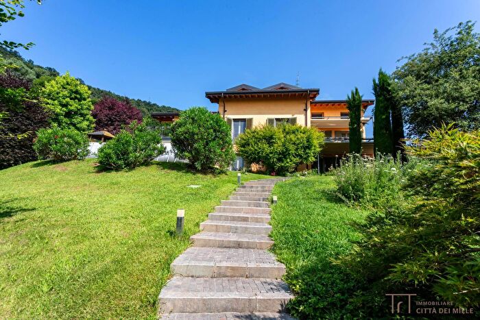 Casa con 8 locali in vendita in Via Divisione Alpine, Torre Boldone
