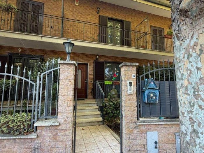 Casa con 6 locali in vendita in Via Guglielmo Marconi, Centro, Guidonia Montecelio