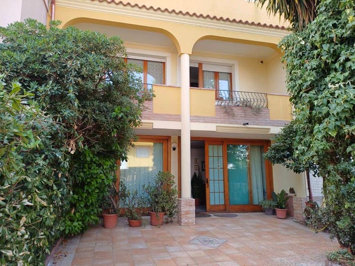 Casa con 6 locali in vendita in Via C Dettori, Elmas