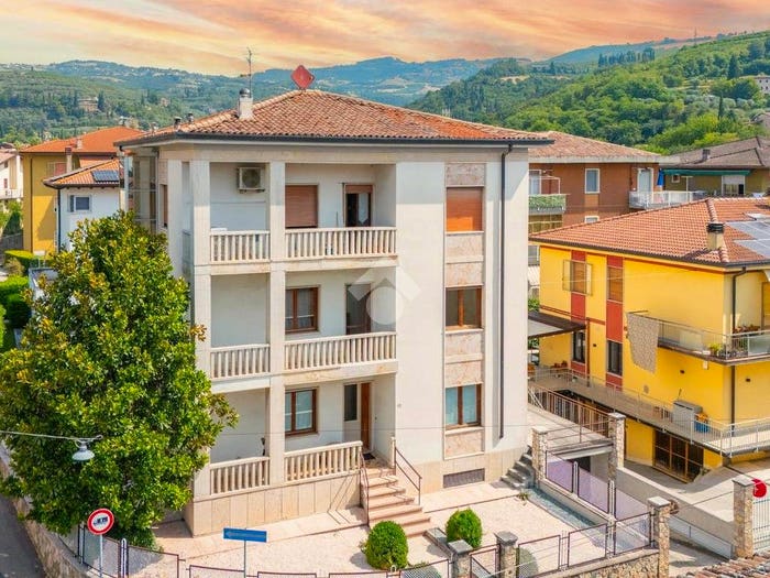 Appartamento con 6 locali in vendita in Via Guglielmo Marconi, Centro, Grezzana