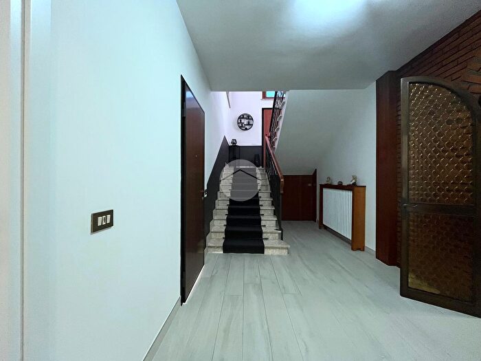 Casa con 9 locali in vendita in Borgo Virgilio