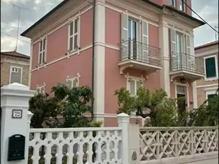 Casa con 6 locali in vendita in Viale Nazario Sauro, Porto San Giorgio
