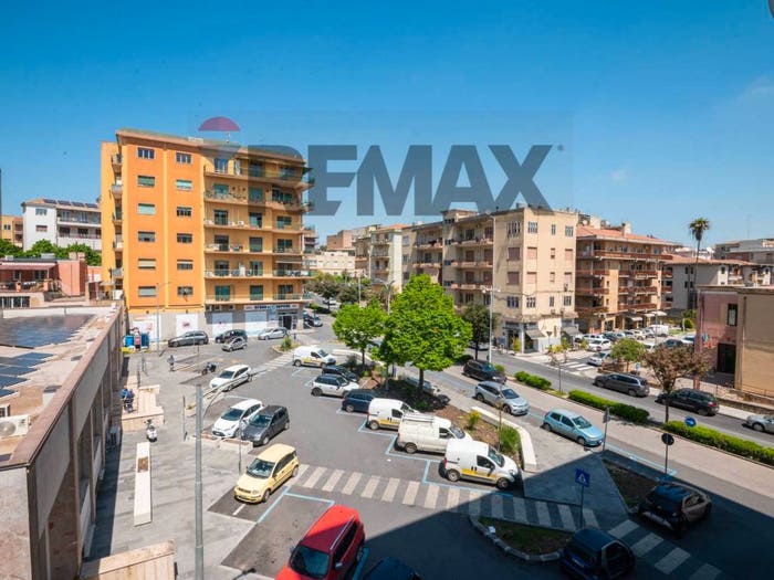 Appartamento trilocale in vendita in Via Luigi Settembrini, Centro, Caltagirone