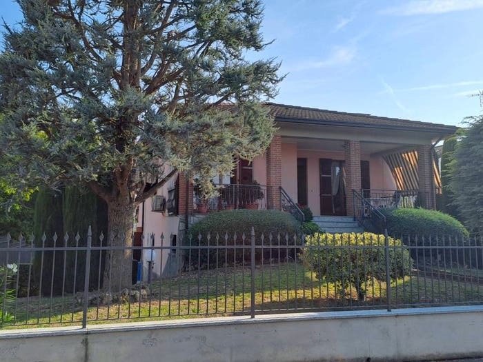 Casa con 6 locali in vendita in Via Tre Noci, Casteggio