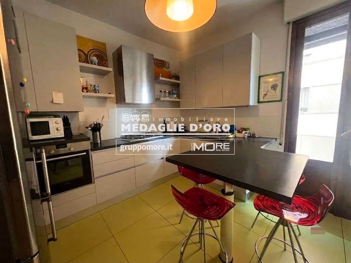 Appartamento con 6 locali in vendita in Via Bellinzona, Sant'Agnese Università, Modena