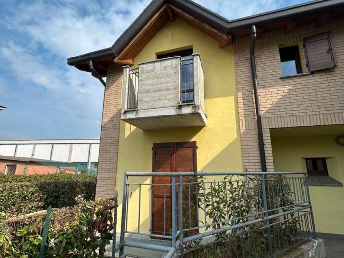 Casa con 5 locali in vendita in Via Alessandro Volta, Centro, Carbonate
