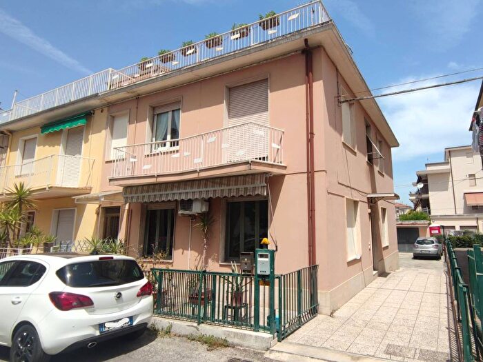 Appartamento con 5 locali in vendita in Via Luigi Settembrini, Pantano, Pesaro