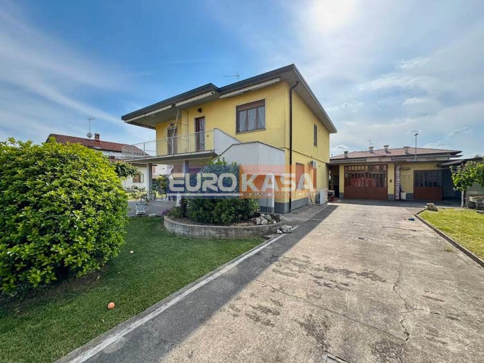 Casa quadrilocale in vendita in Via Bastone, Sforzatica, Dalmine