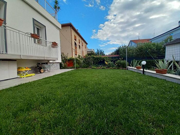 Casa con 6 locali in vendita in Case Bruciate, Pesaro