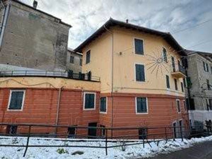 Casa con 6 locali in vendita in Via Caduti della Libertà, Centro, Rossiglione