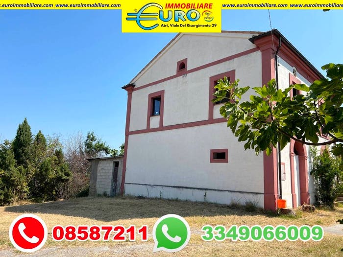Casa con 6 locali in vendita in Viale del Vespro, Atri