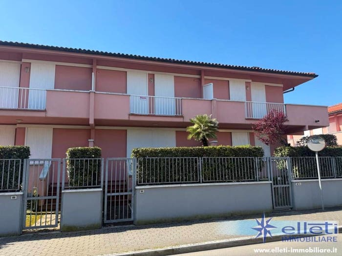 Casa con 5 locali in vendita in Marina di Massa Centro, Massa