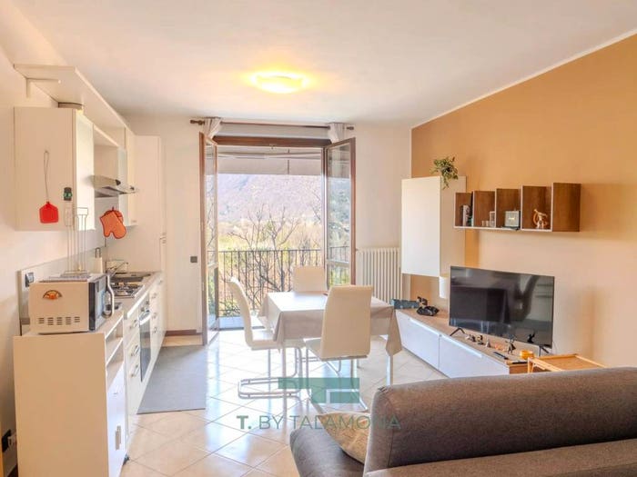 Appartamento bilocale in vendita in Via Piero Chiara, Gemonio