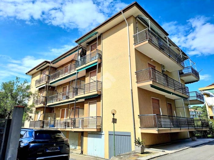 Appartamento trilocale in vendita in Via Giaiette, Centro, Diano Marina