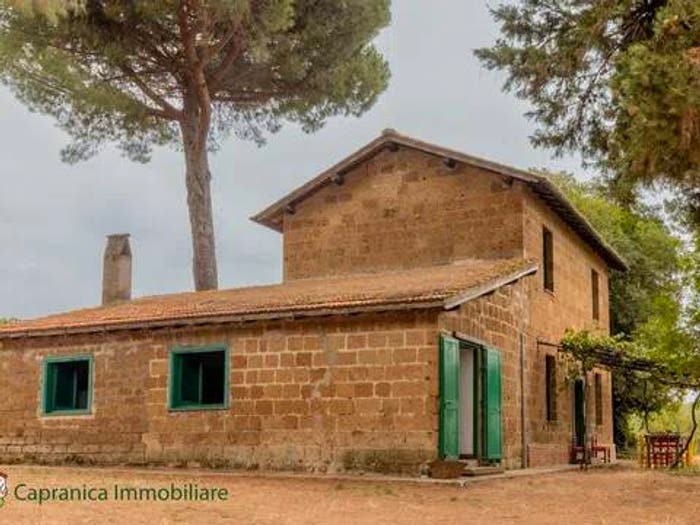 Casa con 5 locali in vendita in Località Paliano No Number, Capranica